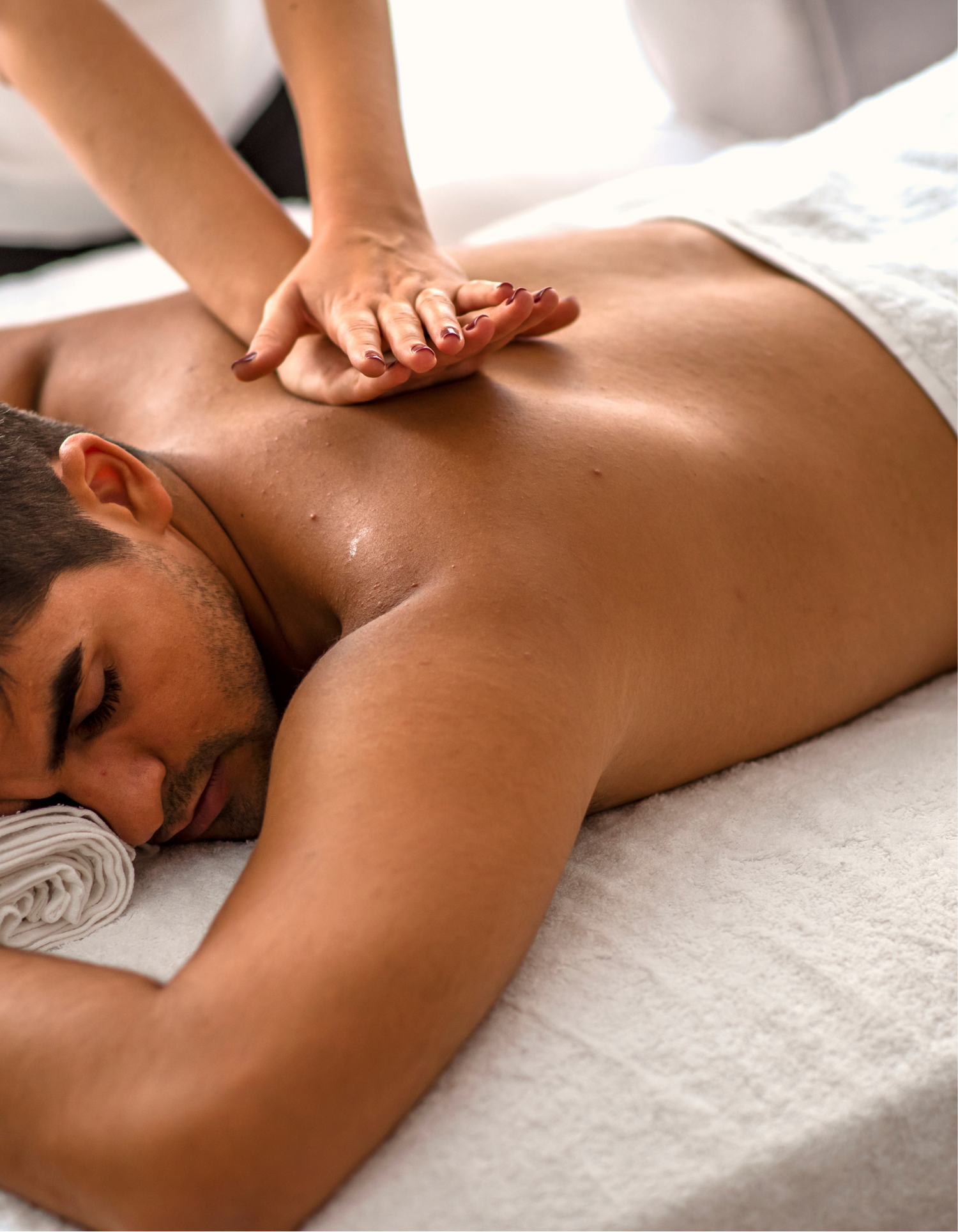 Kunde entspannt sich während Massage von CP-Praxis