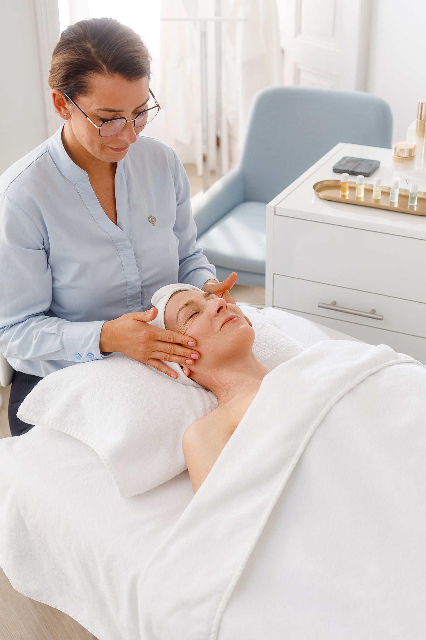 Kundin erhält entspannende Massage bei CP-Praxis Basel und Bottmingen durch eine erfahrene Kosmetikerin