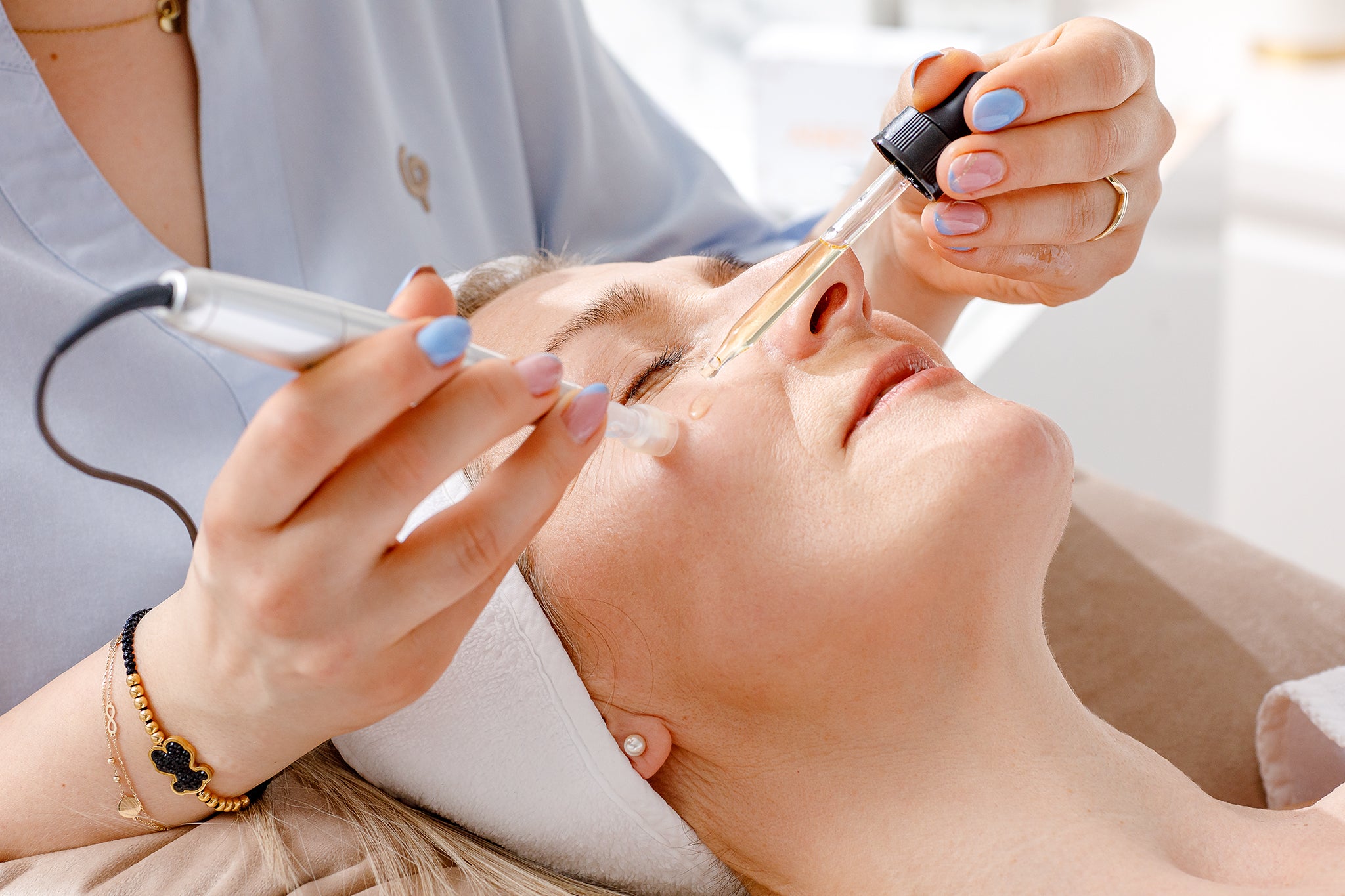 Micro needeling Dermapen Behandlung am Gesicht von erfahrender Kosmetikerin