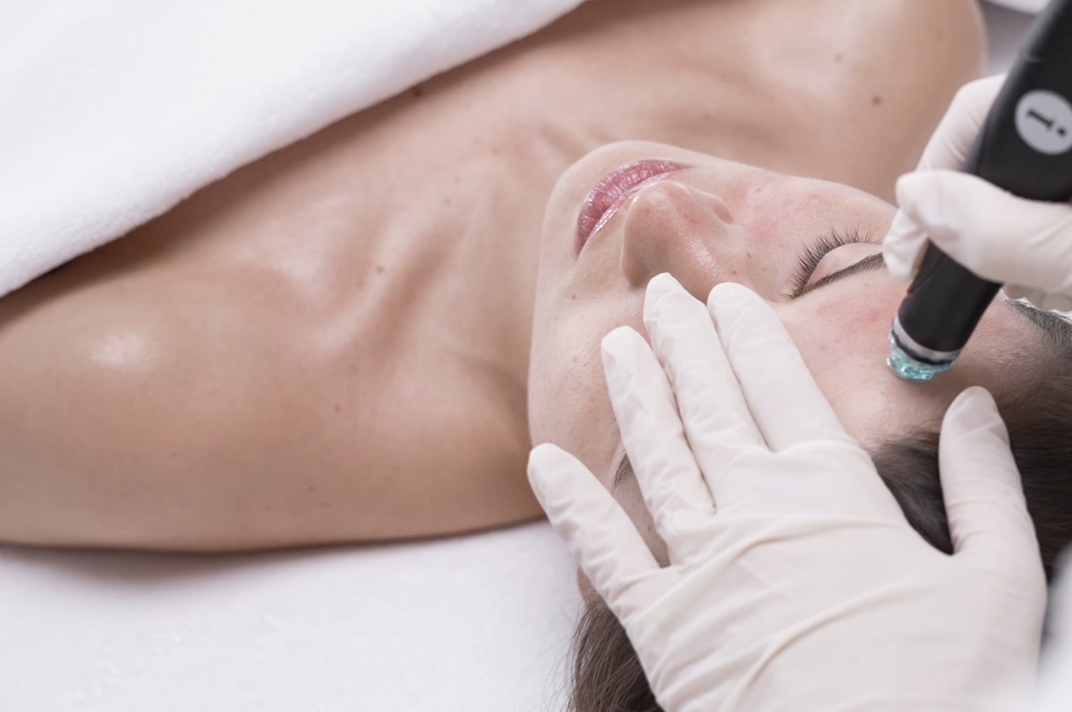 Hydrafacial® treatment procedure in Basel at CP Praxis for deep cleansing and skin hydration
